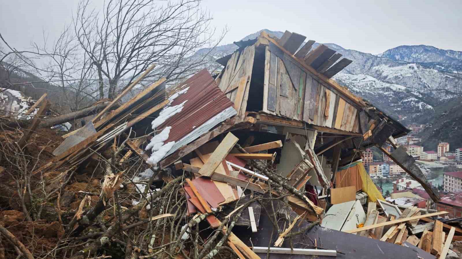 Borçka’da kar sonrası toprak kayması yaşandı
