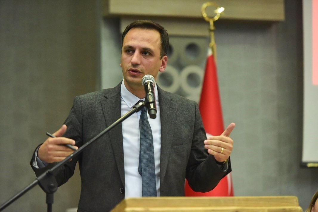 Bornova Belediye Başkanı Eşki ve 3 şüpheli serbest bırakıldı
Bornova Belediye Başkanı Eşki ve 3 şüpheli serbest bırakıldı