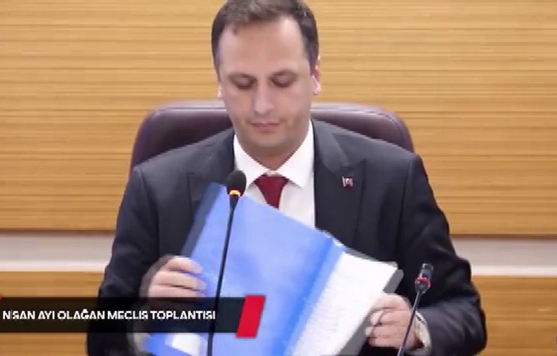 Bornova Belediye Başkanı Ömer Eşki gözaltına alındı
Bornova Belediye Başkanı Ömer Eşki gözaltına alındı