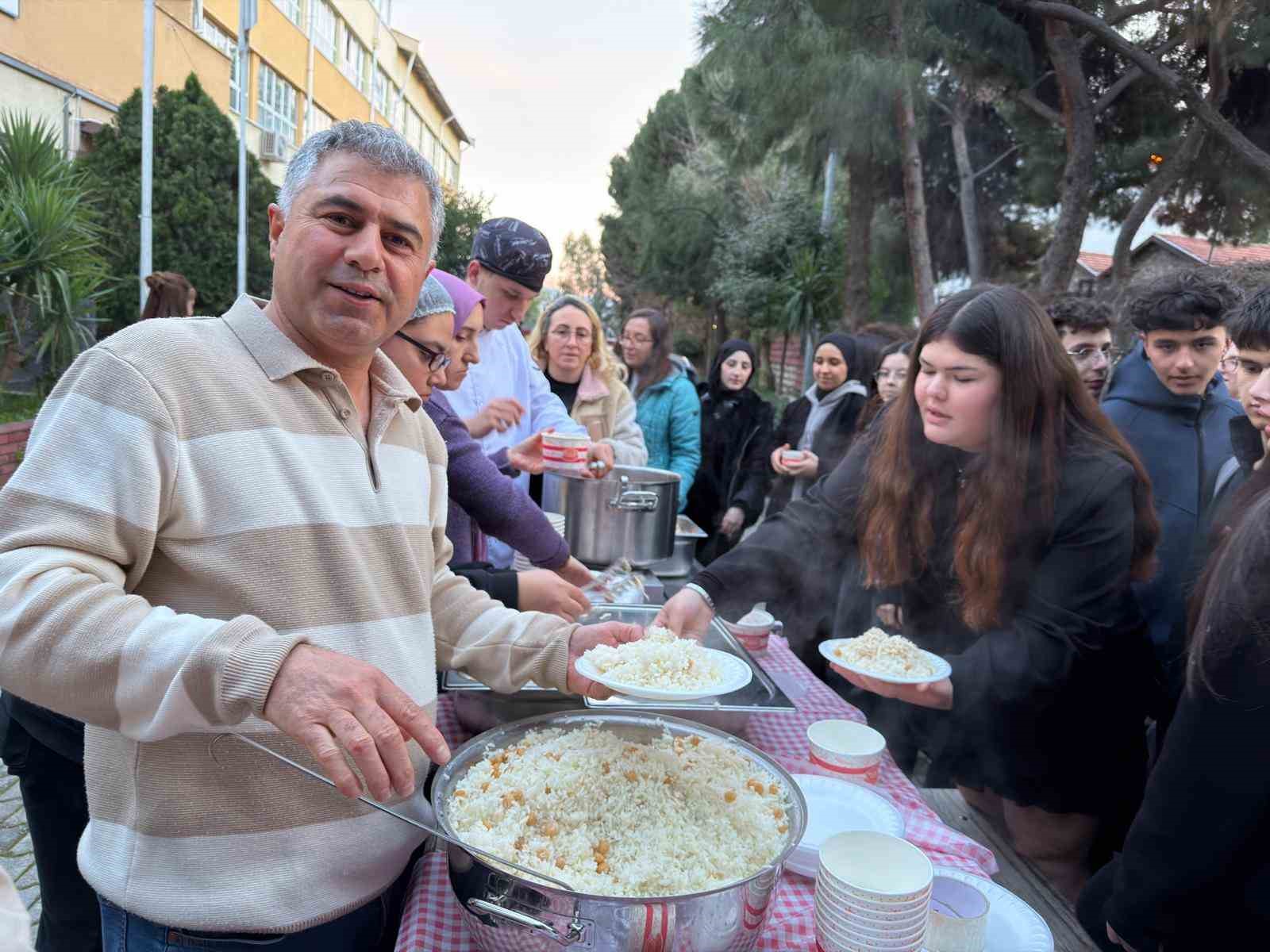 Bornova MTAL’de geleneksel iftar sofrası kuruldu

