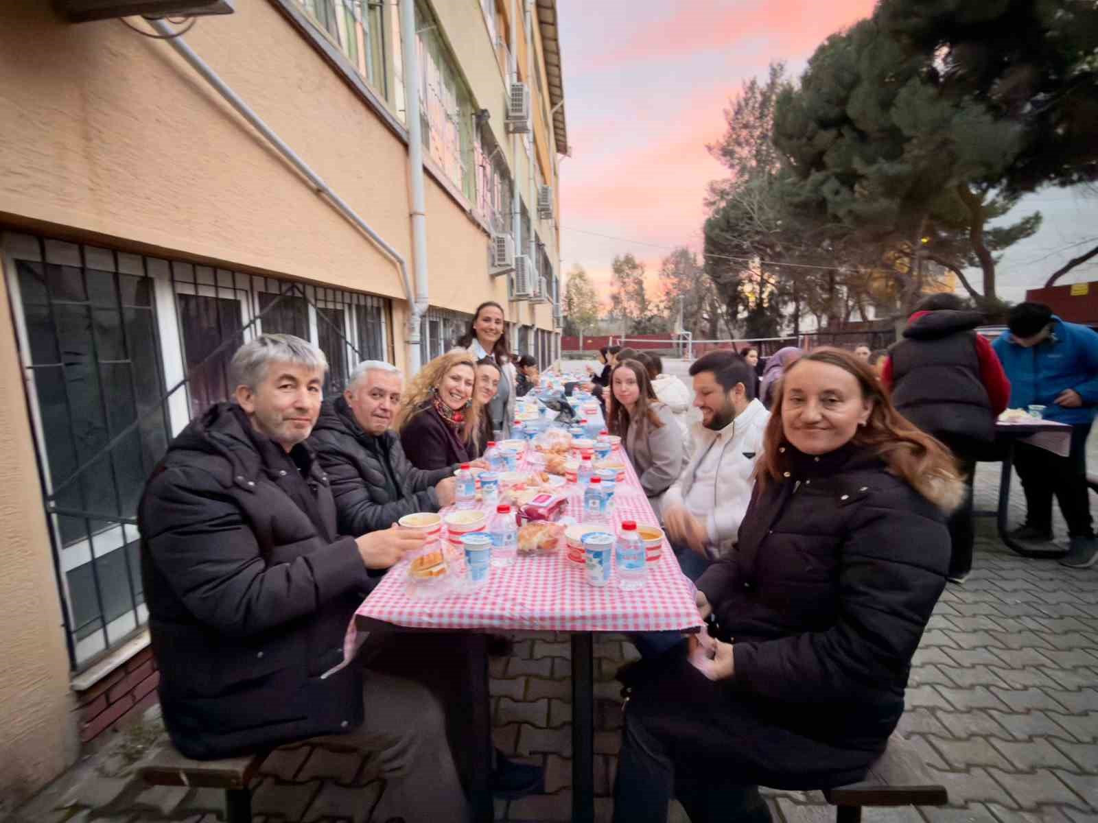 Bornova MTAL’de geleneksel iftar sofrası kuruldu
