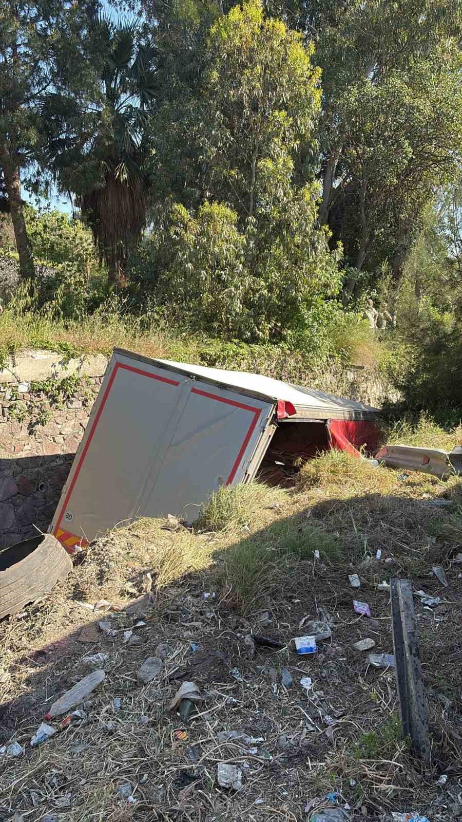 Bornova’da freni patlayan tır karşı şeride geçti: Ölü ve yaralılar var
