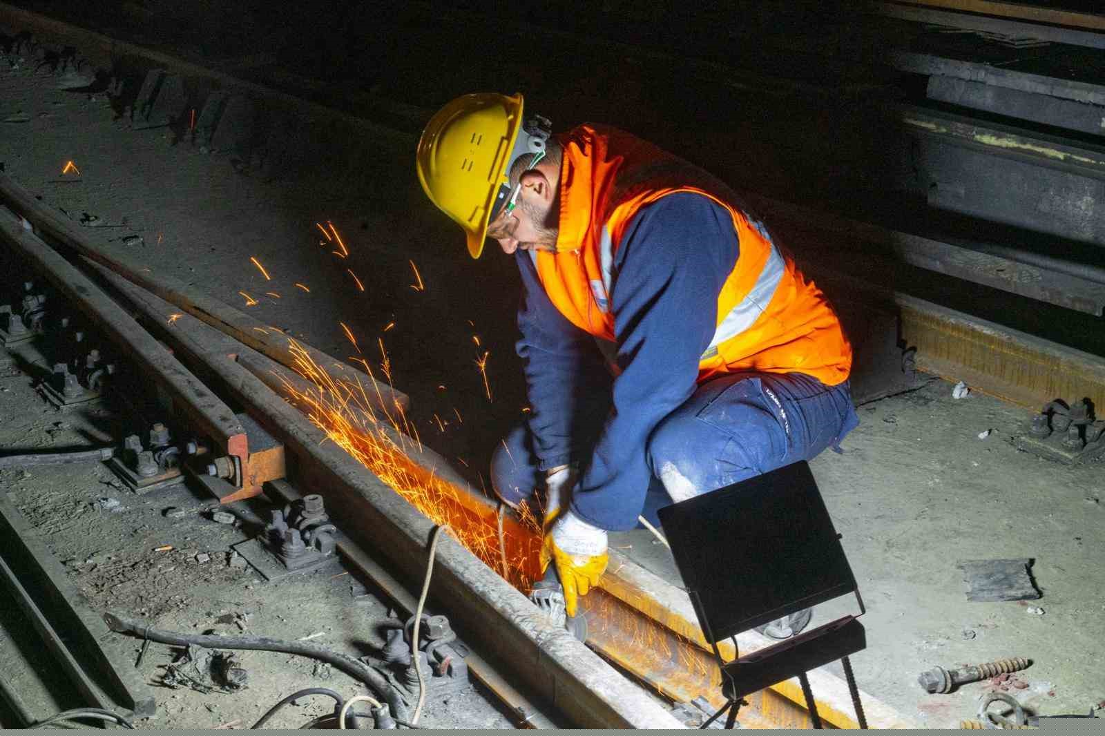 Bornova’da metro hattında raylar yenileniyor
