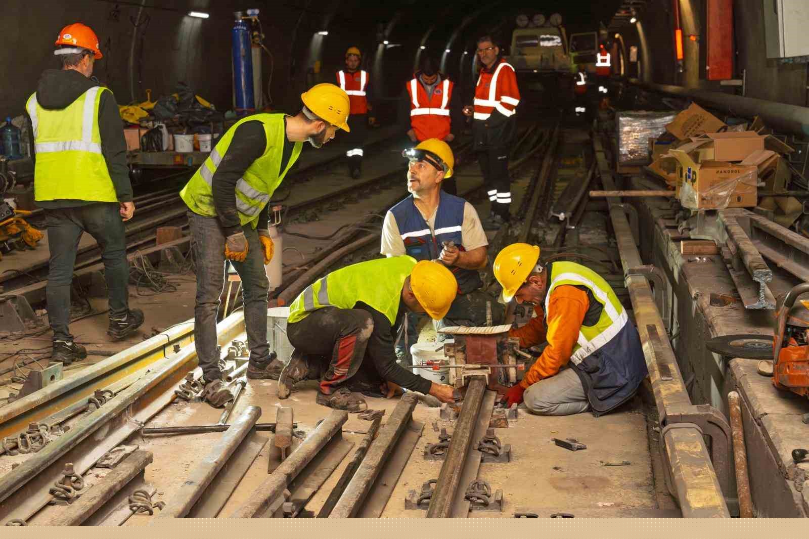 Bornova’da metro hattında raylar yenileniyor
