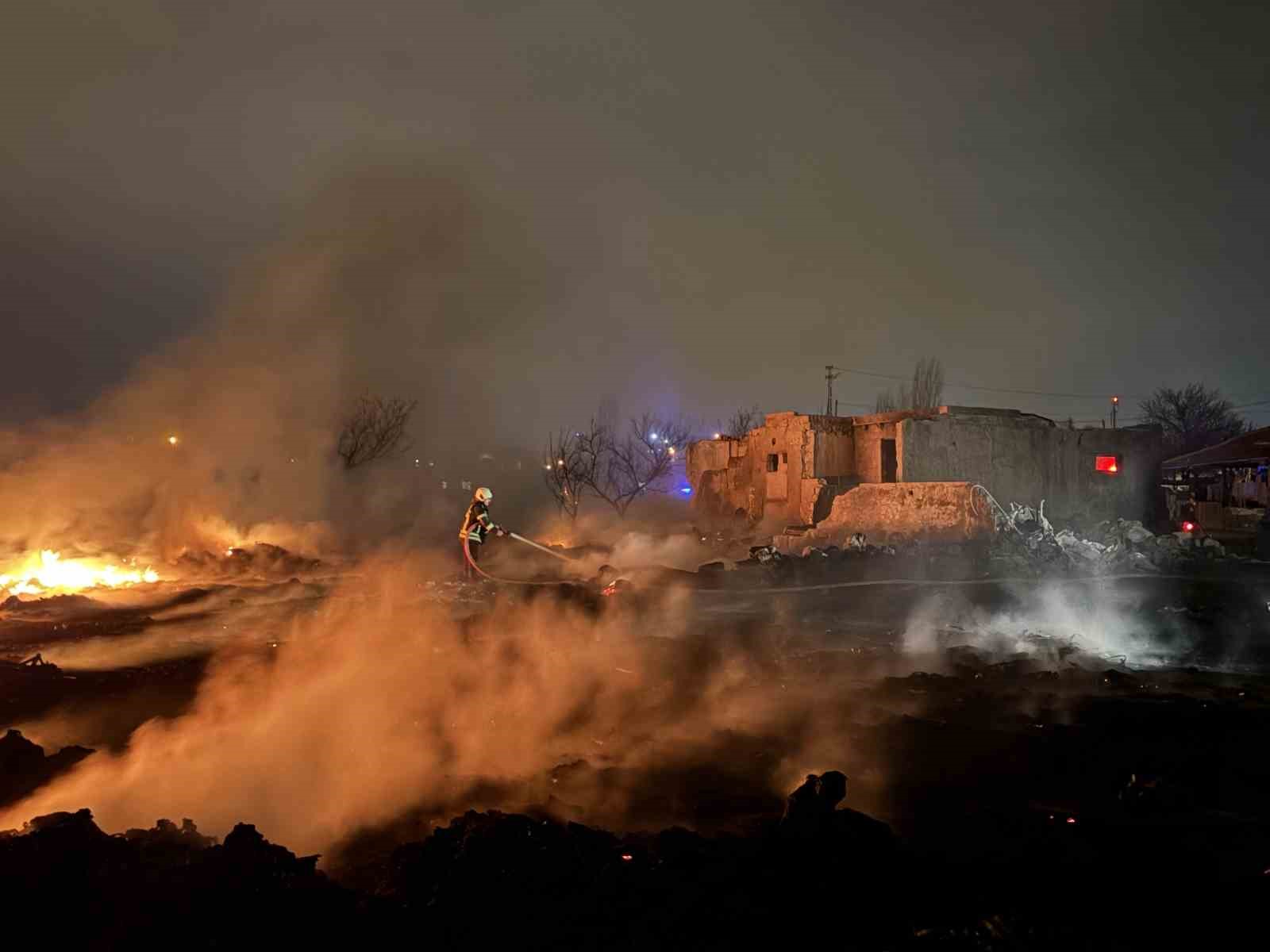 Boş arazide çıkan yangın müstakil eve sıçramadan söndürüldü

