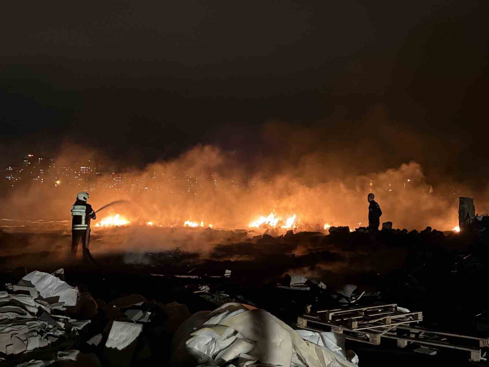 Boş arazide çıkan yangın müstakil eve sıçramadan söndürüldü
