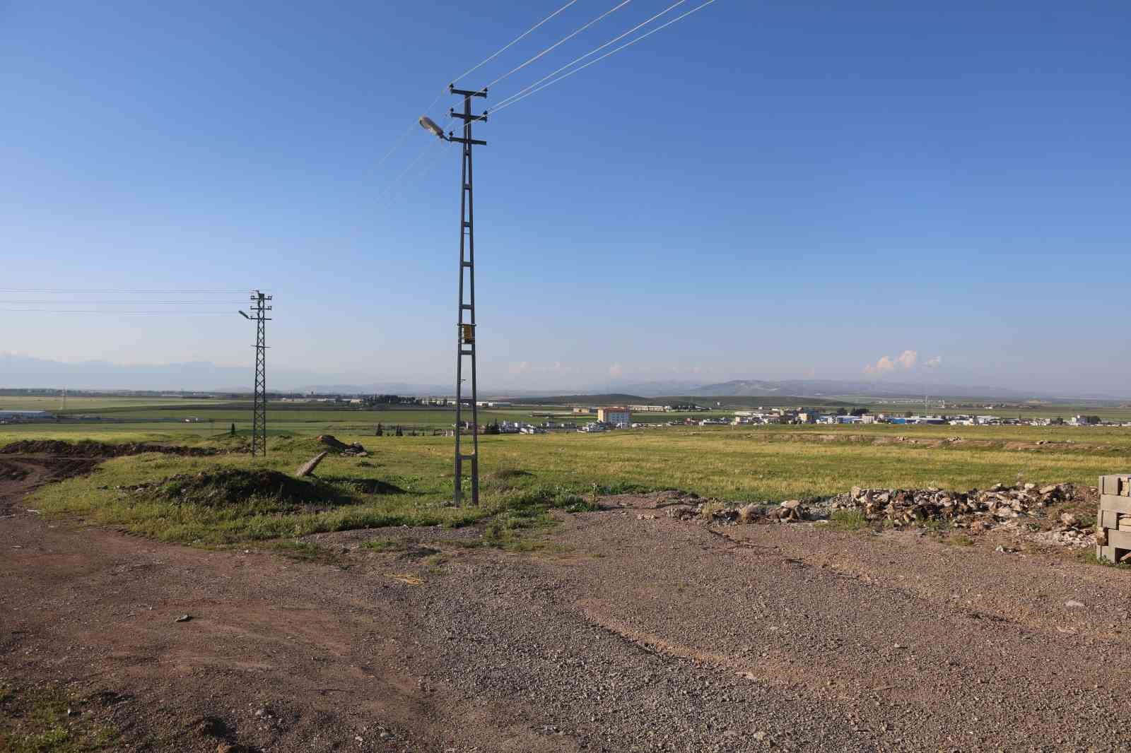 Boş arazide defalarca silahla ateş ederek vatandaşları korkutan çocuk öğrenci çıktı
