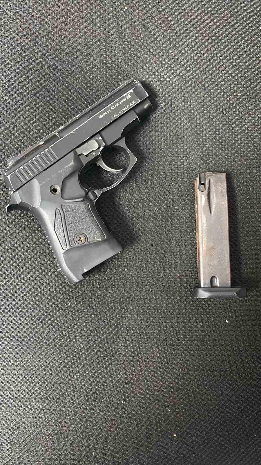 Boş arazide defalarca silahla ateş ederek vatandaşları korkutan çocuk öğrenci çıktı
