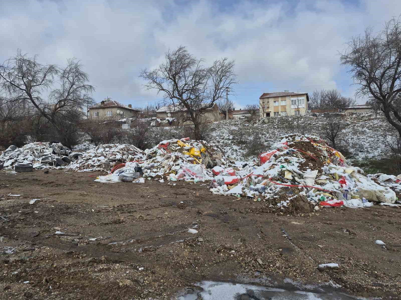 Boş araziye bırakılan atıklar tepeler oluşturdu
