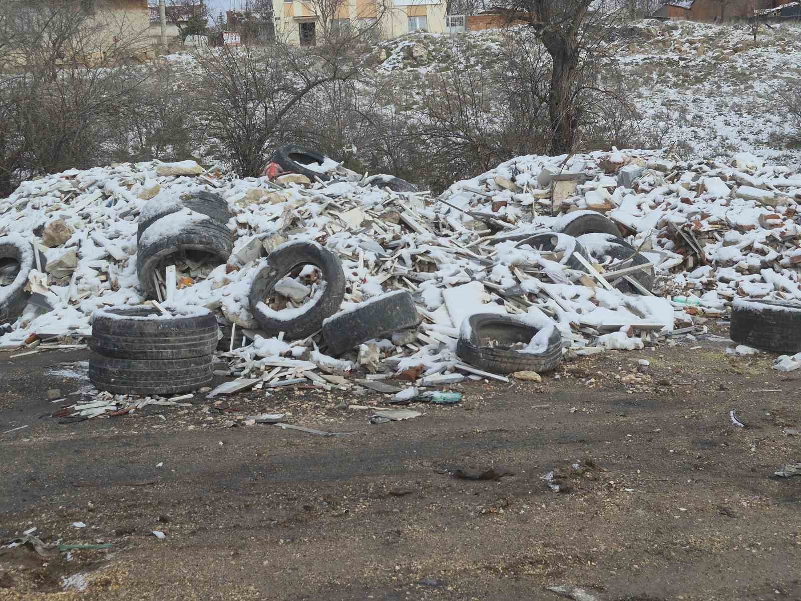Boş araziye bırakılan atıklar tepeler oluşturdu

