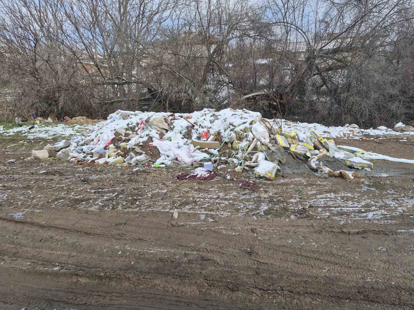 Boş araziye bırakılan atıklar tepeler oluşturdu
