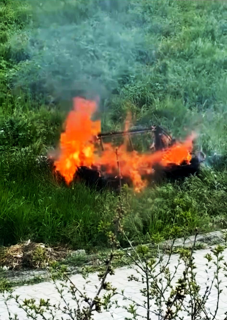 Boş arsada yakılan koltuklar paniğe yol açtı
