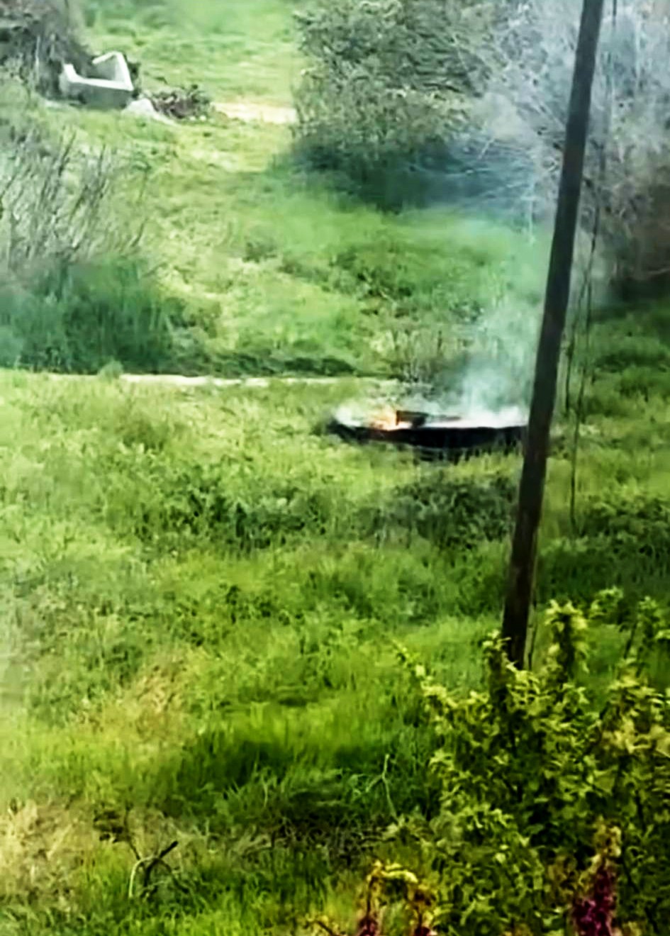 Boş arsada yakılan koltuklar paniğe yol açtı
