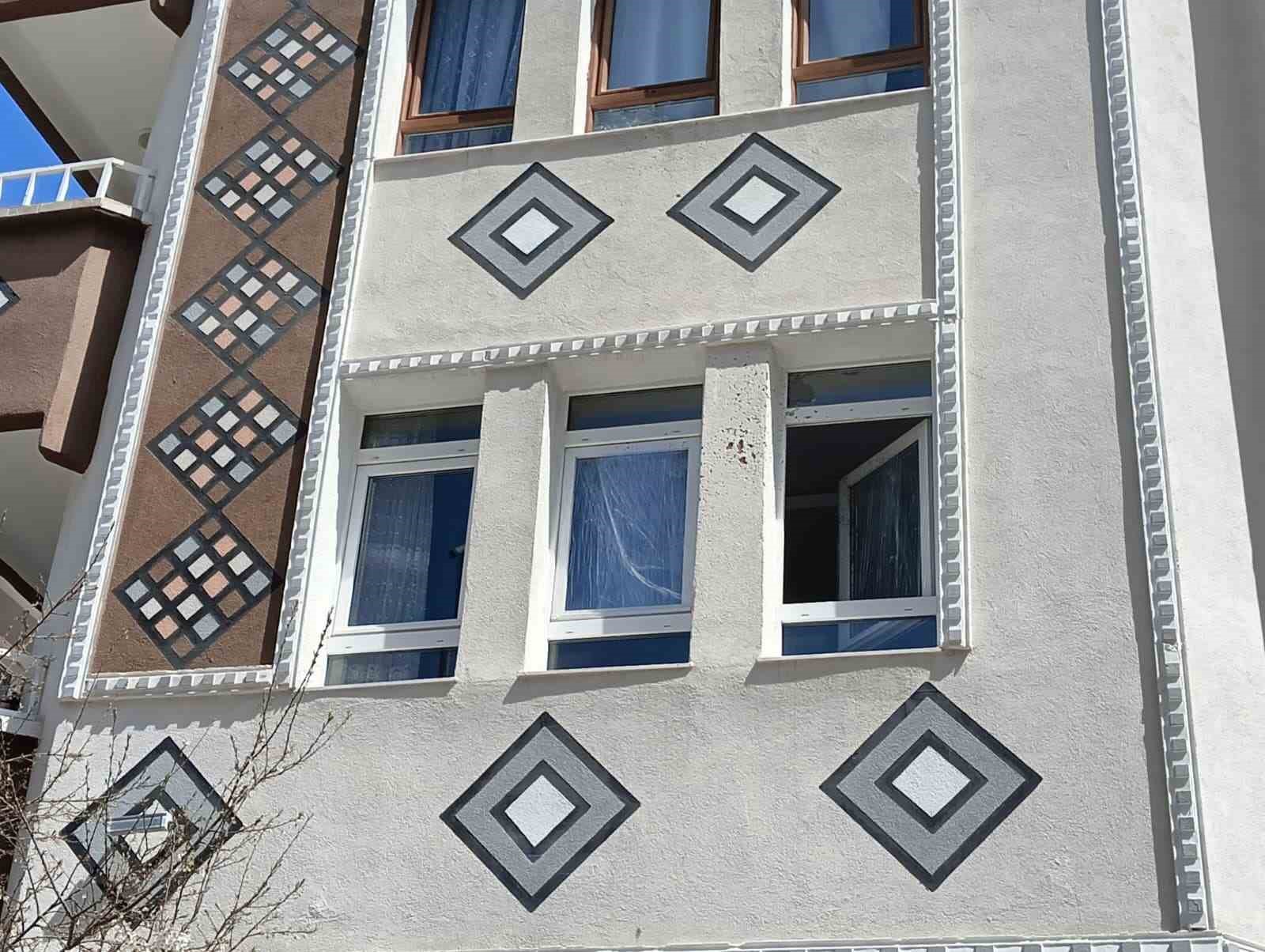 Boşanma aşamasındaki eşi tarafından evi kurşunlandı, aracı yakıldı
