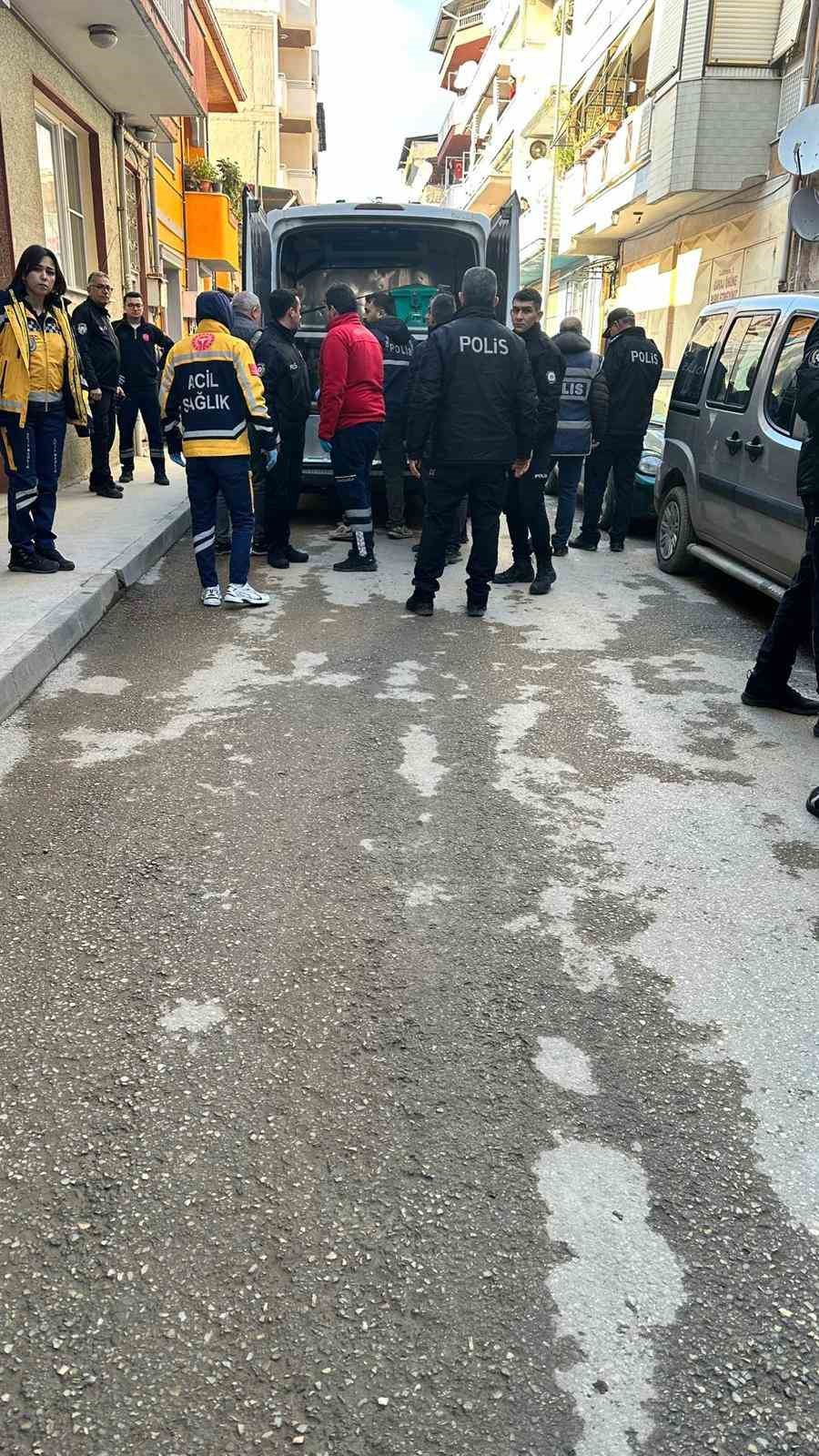 Boşanma aşamasındaki eşini sokak ortasında öldürdü
