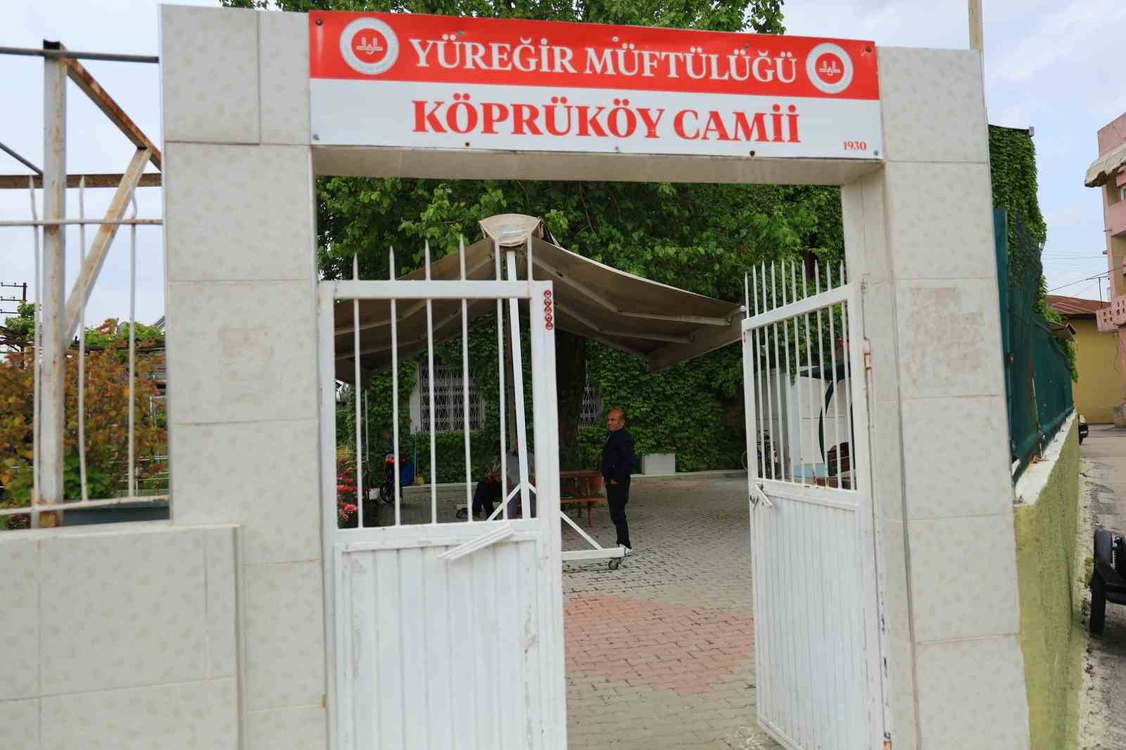 Botanik bahçeyi andıran cami, yeniden sarmaşıklarına kavuştu
