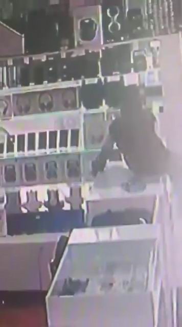 Böyle hırsızlık görülmedi: Masanın üstüne çıkıp vitrindeki telefonları alarak kaçtı
