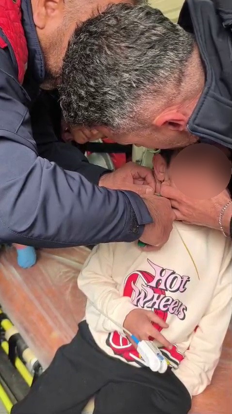 Boynuna plastik kelepçe geçiren çocuk kurtarıldı
