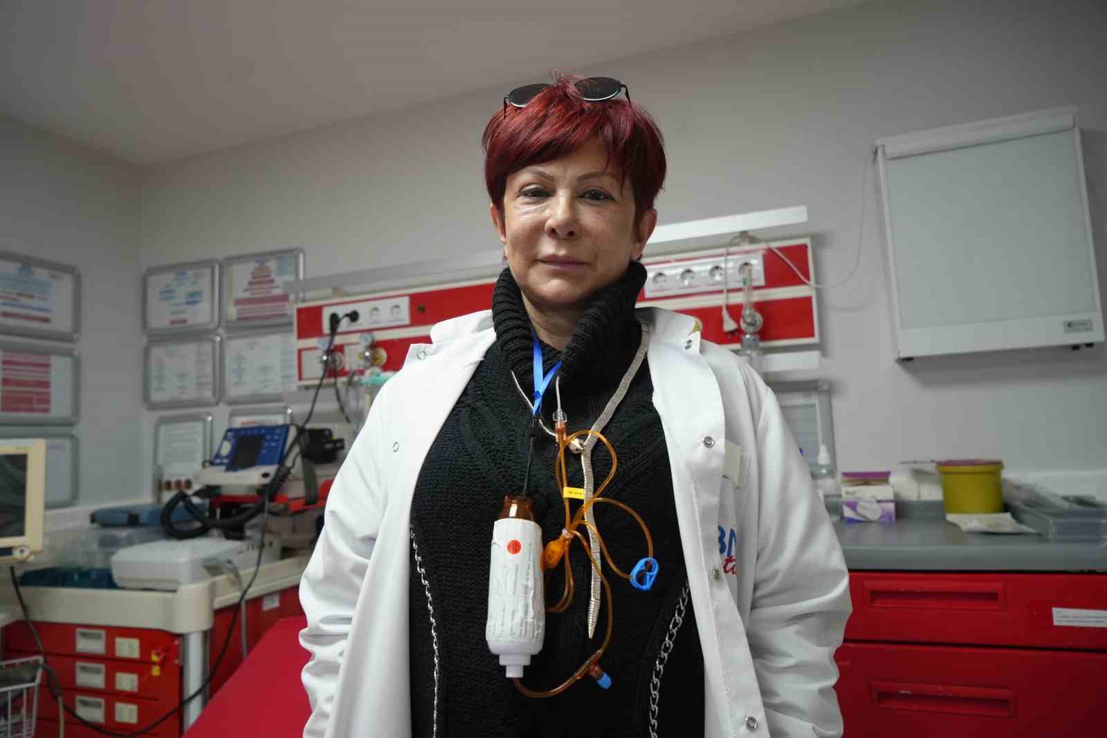 Boynunda kemoterapi, kalbinde meslek aşkı: İki farklı kanser ile mücadele eden hekimin sarsılmaz azmi
Boynunda kemoterapi, kalbinde meslek aşkı: İki farklı kanser ile mücadele eden hekimin sarsılmaz azmi