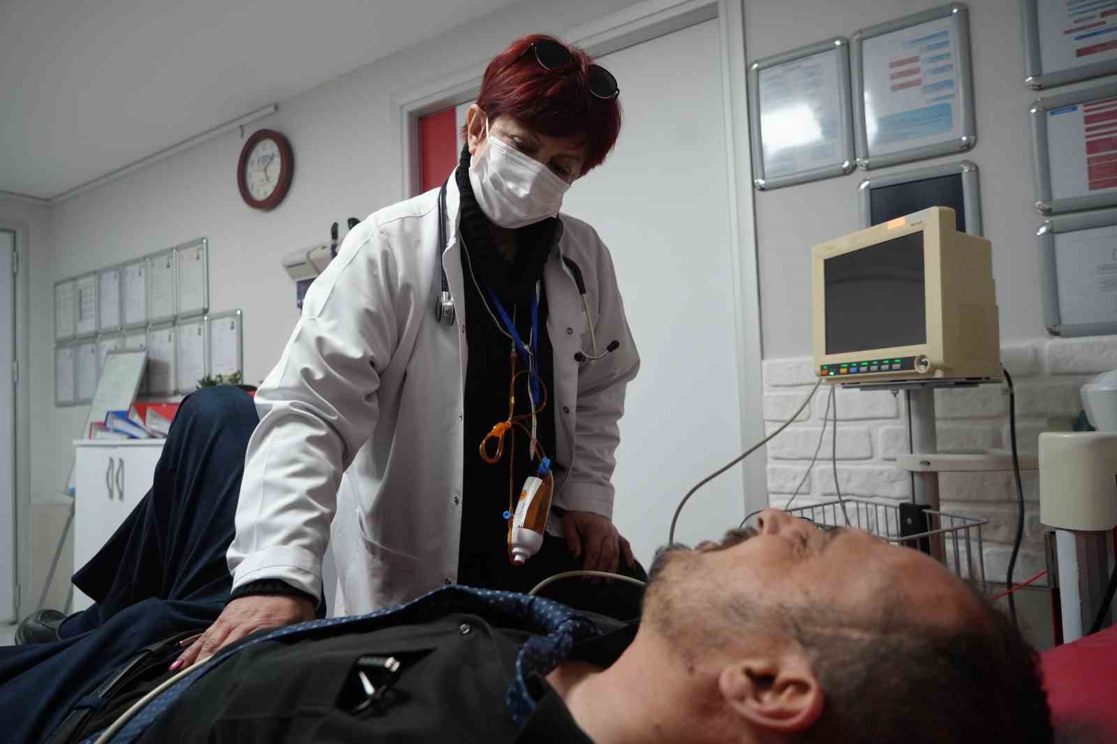 Boynunda kemoterapi, kalbinde meslek aşkı: İki farklı kanser ile mücadele eden hekimin sarsılmaz azmi
Boynunda kemoterapi, kalbinde meslek aşkı: İki farklı kanser ile mücadele eden hekimin sarsılmaz azmi