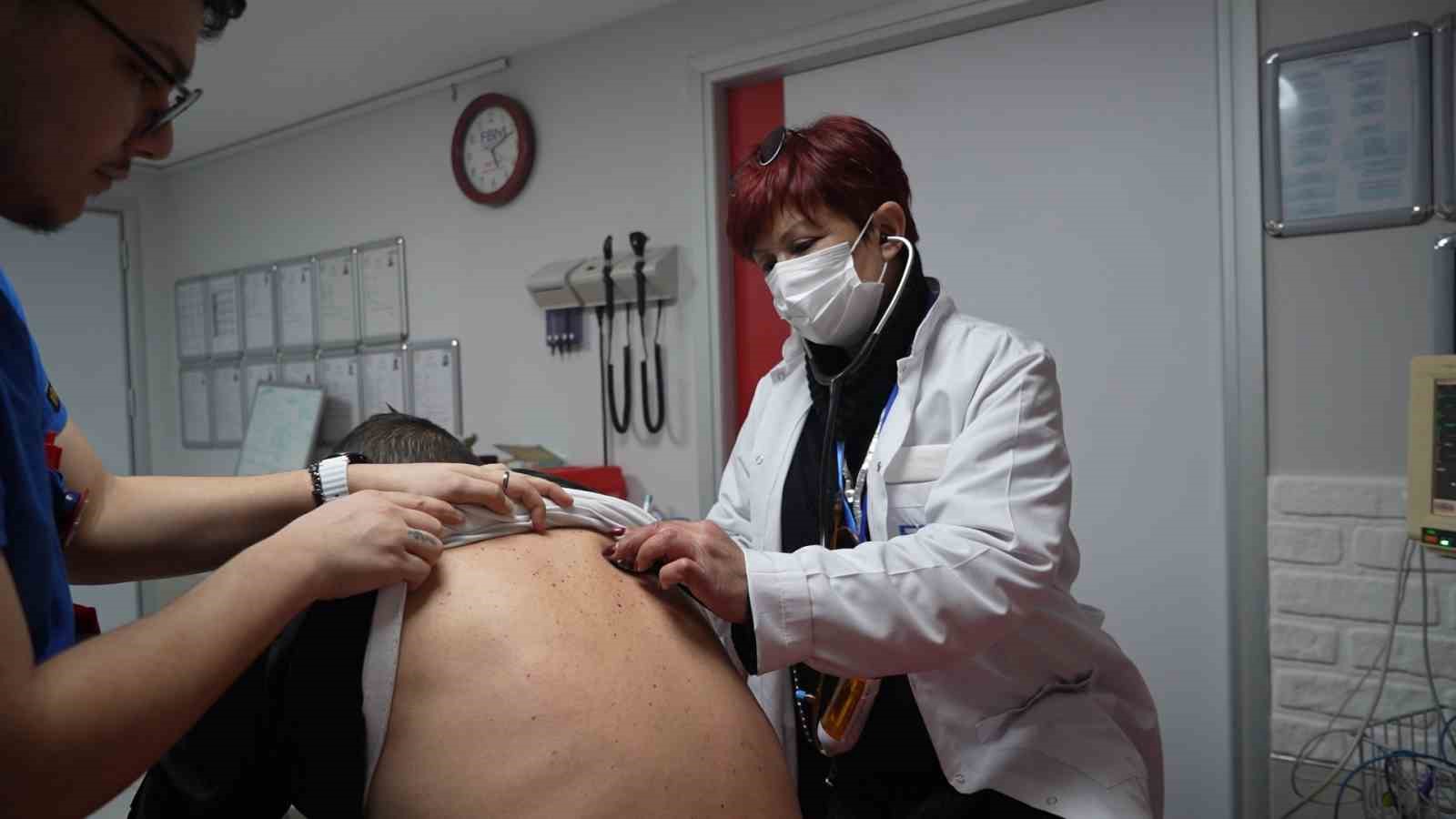 Boynunda kemoterapi, kalbinde meslek aşkı: İki farklı kanser ile mücadele eden hekimin sarsılmaz azmi
Boynunda kemoterapi, kalbinde meslek aşkı: İki farklı kanser ile mücadele eden hekimin sarsılmaz azmi