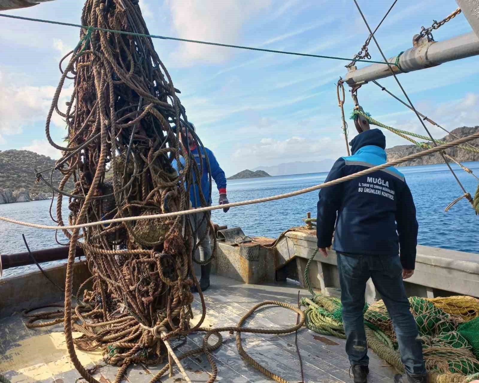 Bozburun’da hayalet ağlar denizden temizlendi

