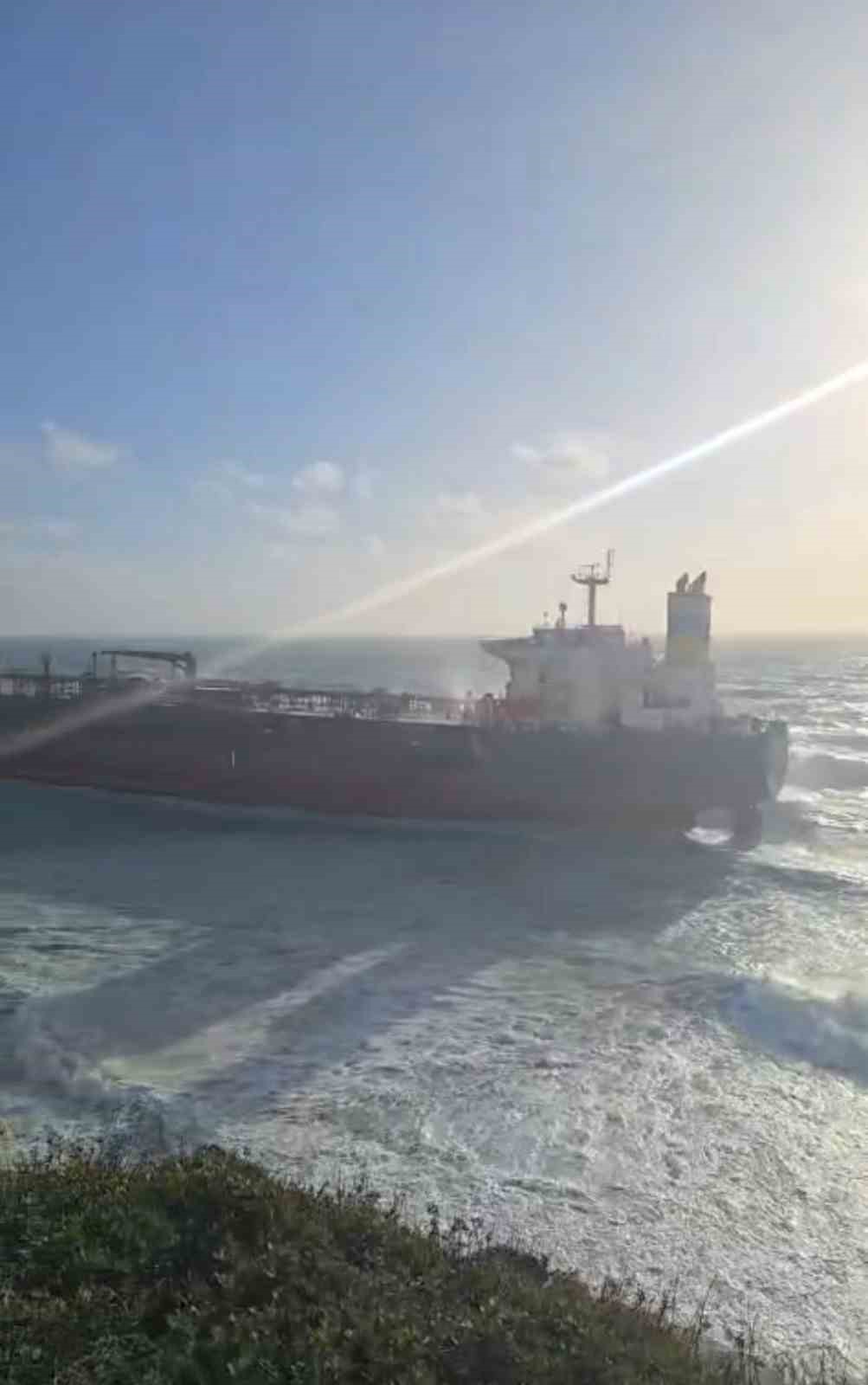 Bozcaada açıklarında boş ham petrol tankeri karaya oturdu
