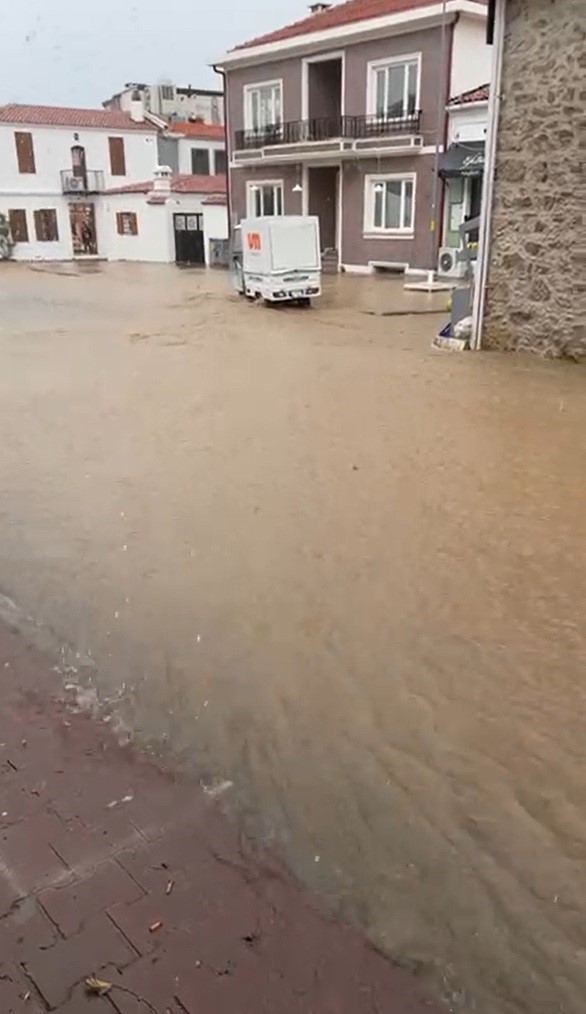 Bozcaada’da sokaklar göle döndü
