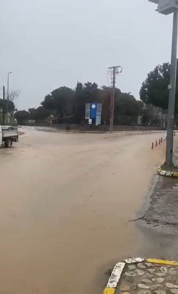 Bozcaada’da sokaklar göle döndü
