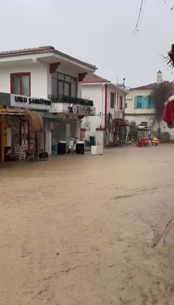 Bozcaada’da sokaklar göle döndü
