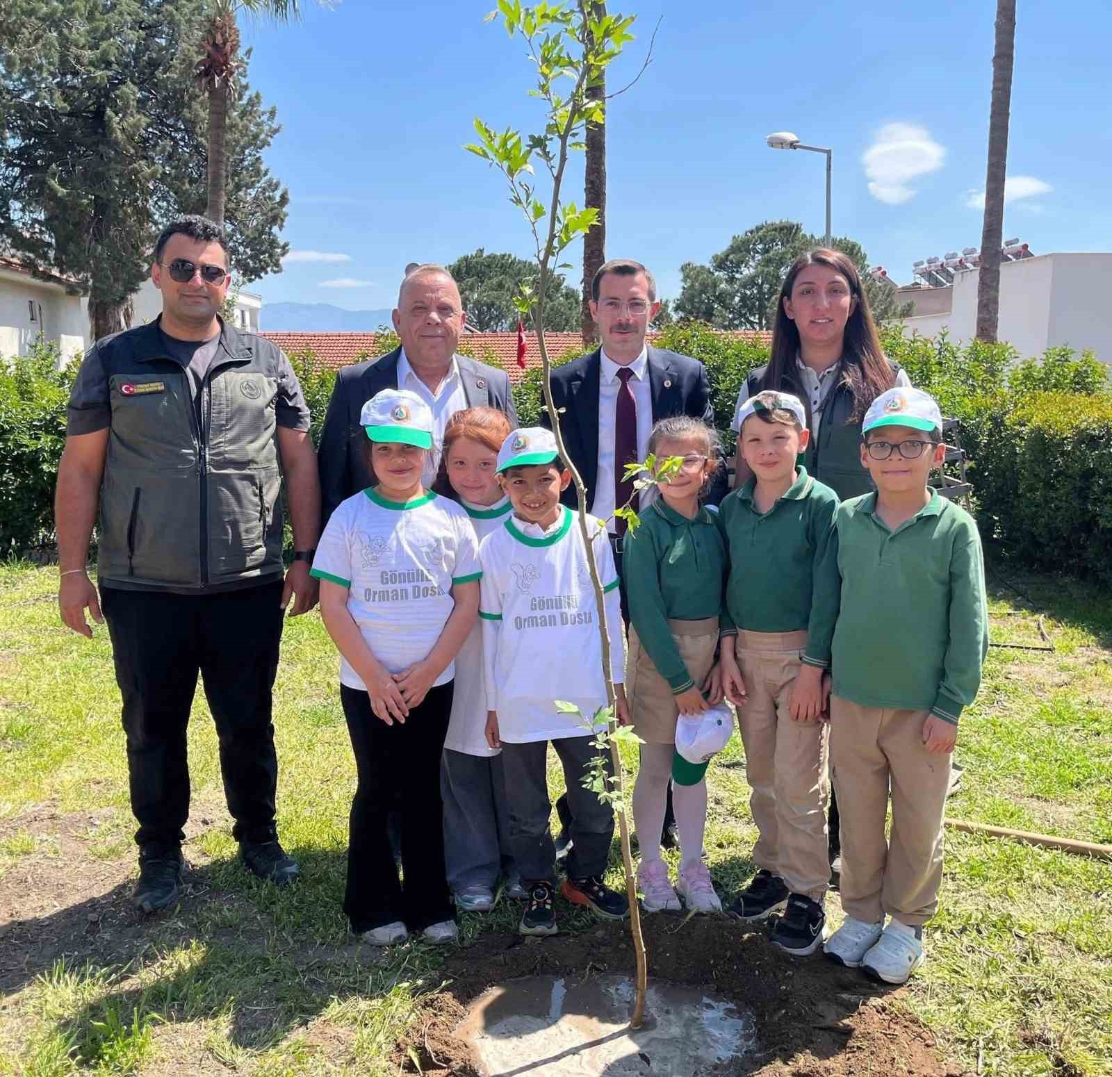 Bozdoğan Hükümet Konağı Bahçesinde çocuklarla fidan dikimi yapıldı
