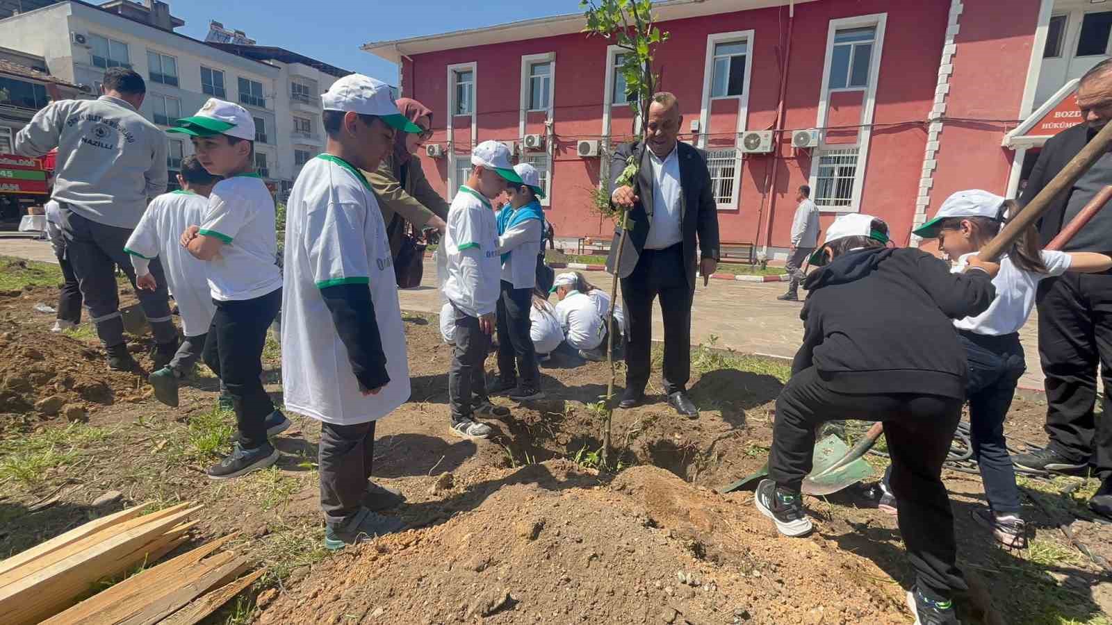 Bozdoğan Hükümet Konağı Bahçesinde çocuklarla fidan dikimi yapıldı
