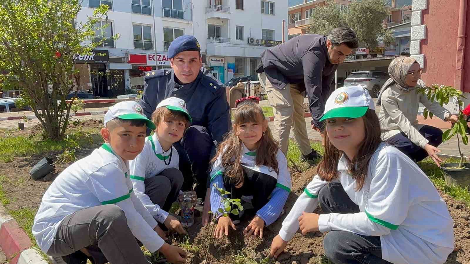 Bozdoğan Hükümet Konağı Bahçesinde çocuklarla fidan dikimi yapıldı
