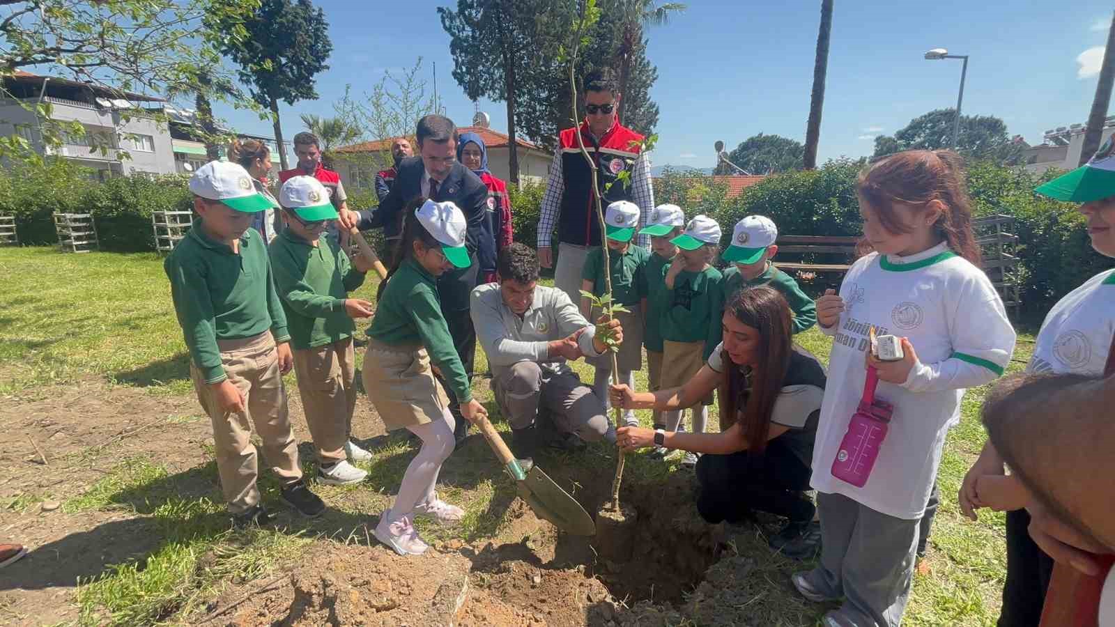 Bozdoğan Hükümet Konağı Bahçesinde çocuklarla fidan dikimi yapıldı
