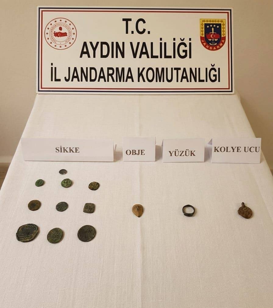 Bozdoğan’da tarihi eser kaçakçılığı operasyonu: 4 şüpheli yakalandı
Bozdoğan’da tarihi eser kaçakçılığı operasyonu: 4 şüpheli yakalandı