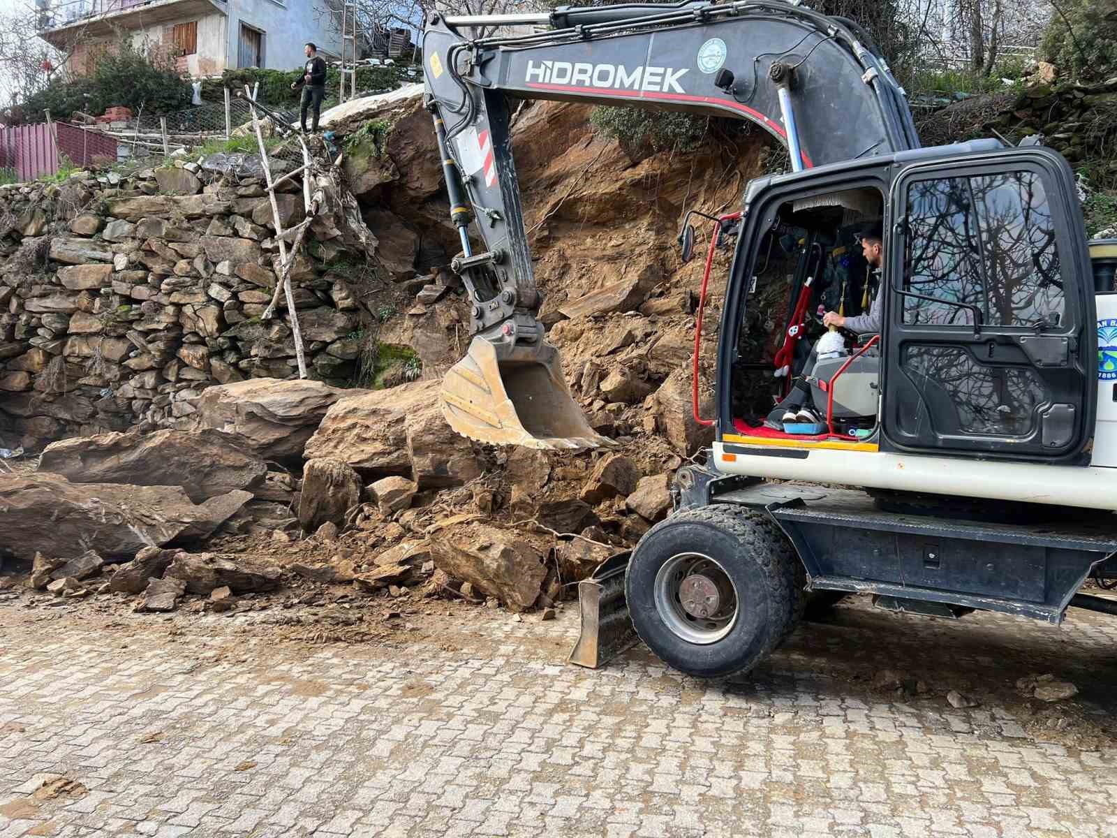 Bozdoğan’da yağmur nedeniyle göçen duvara belediyeden müdahale
