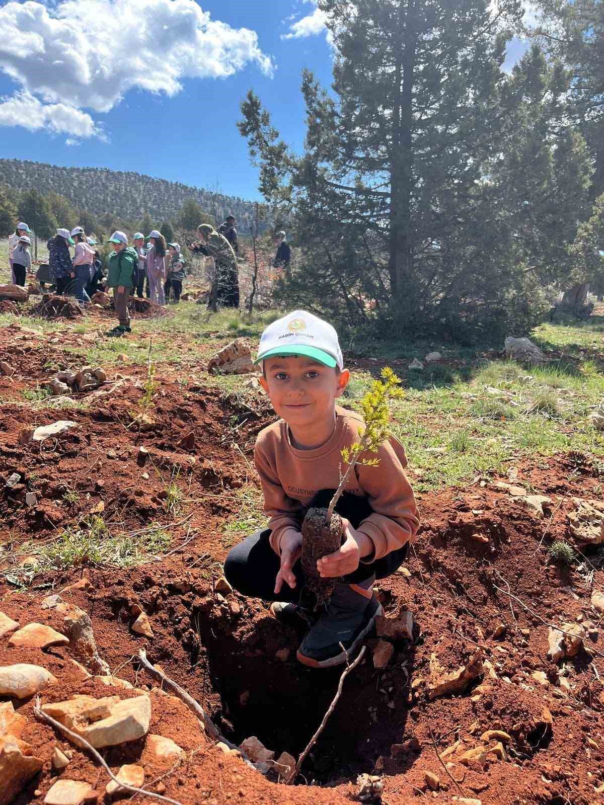 Bozkır’da minik öğrencilerden fidan dikme etkinliği
