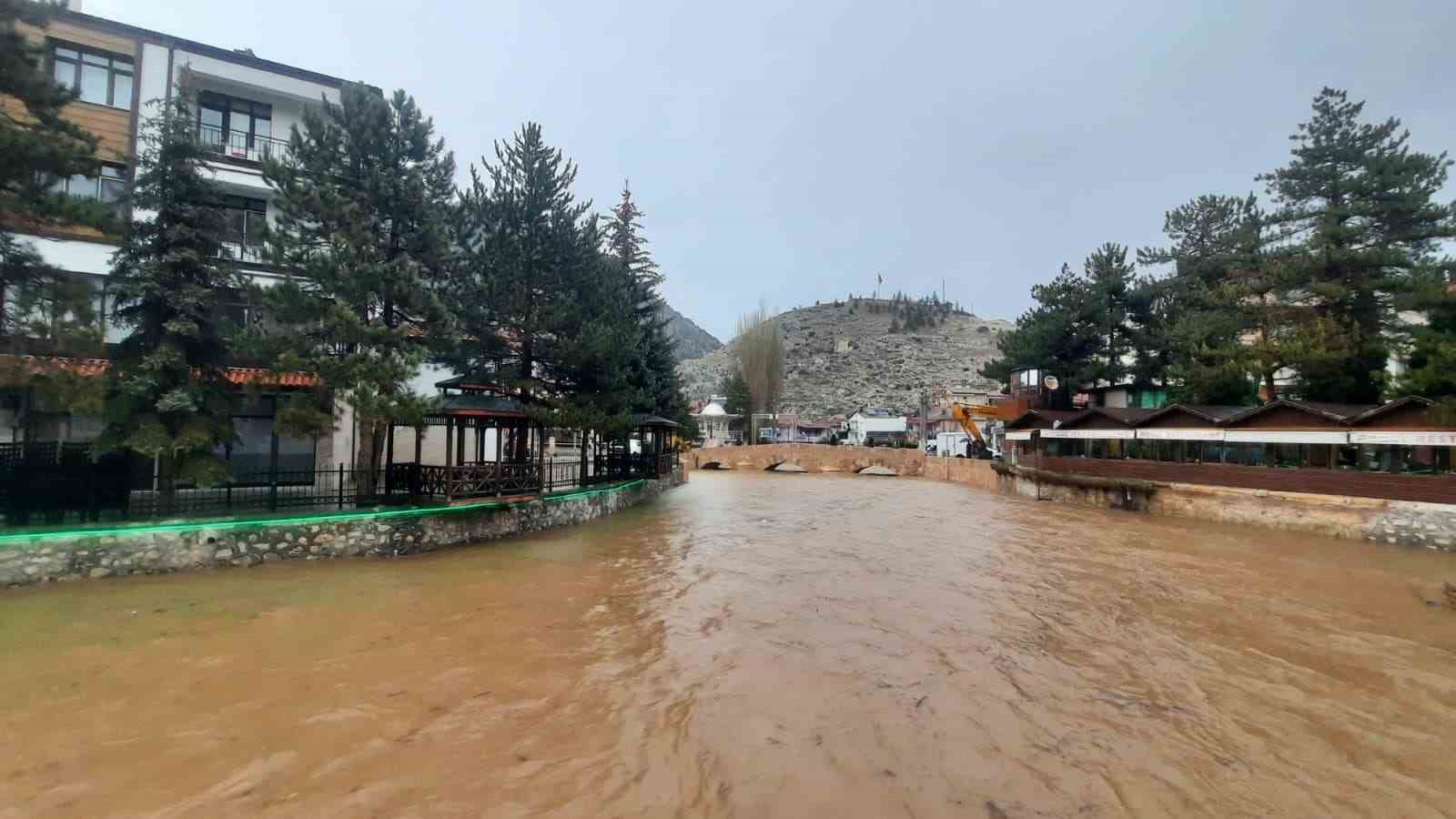 Bozkır’da sular yükseldi, araziler su altında kaldı
