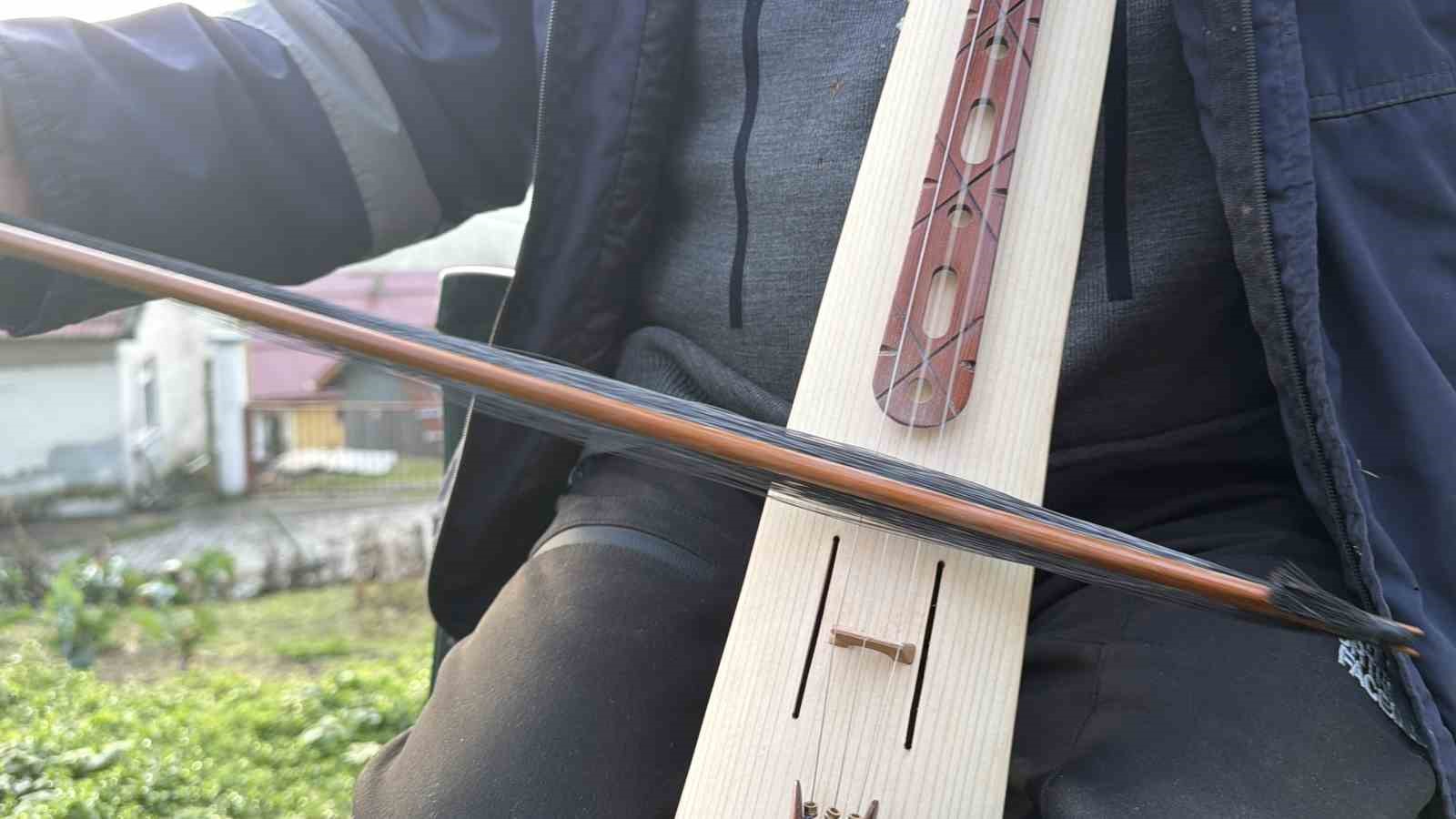 Bozulan kemençesini tamir ederken usta oldu
