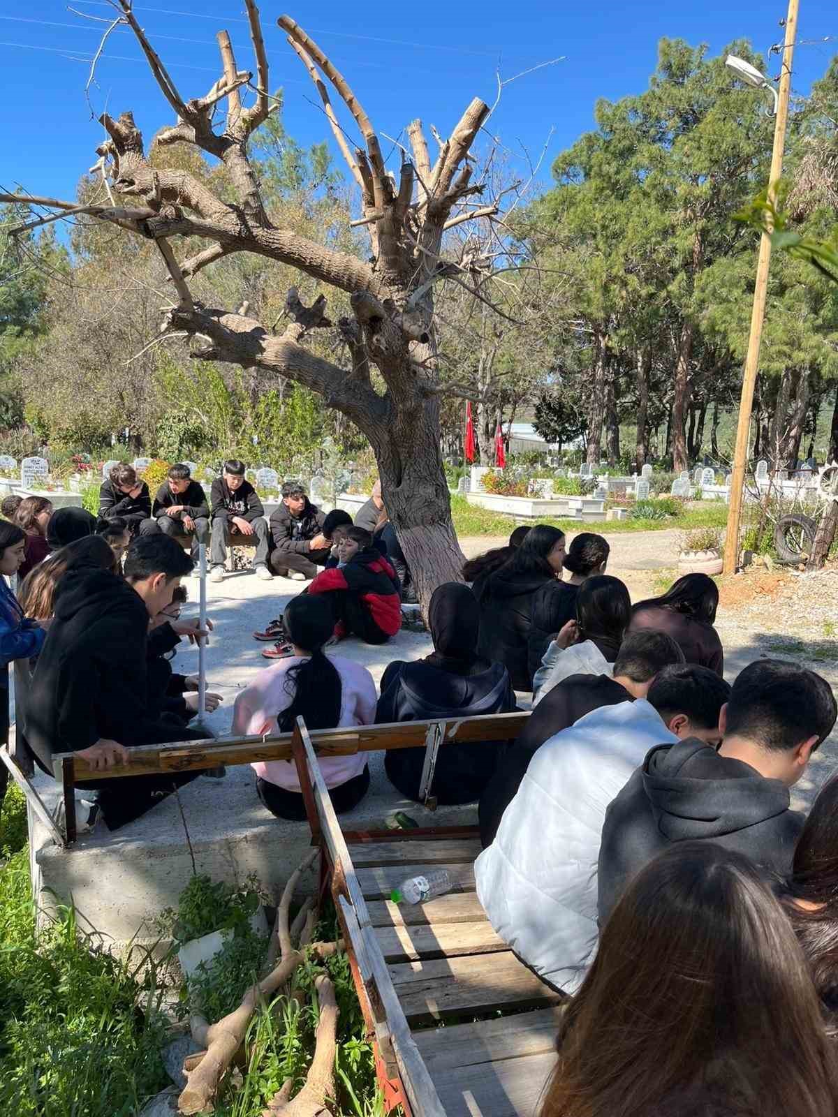 Bozyazı’da öğrencilerden şehitlere ziyaret
