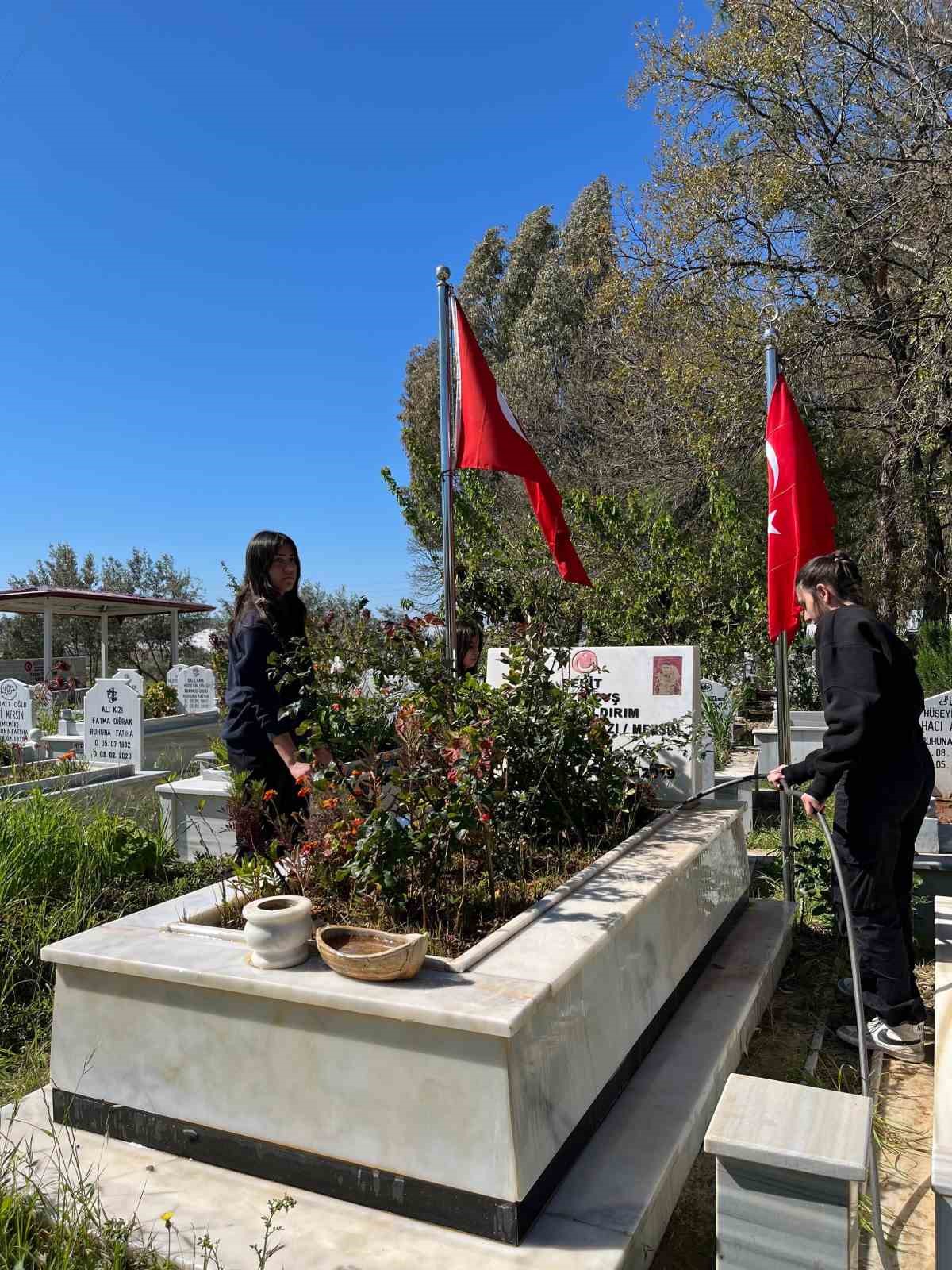 Bozyazı’da öğrencilerden şehitlere ziyaret
