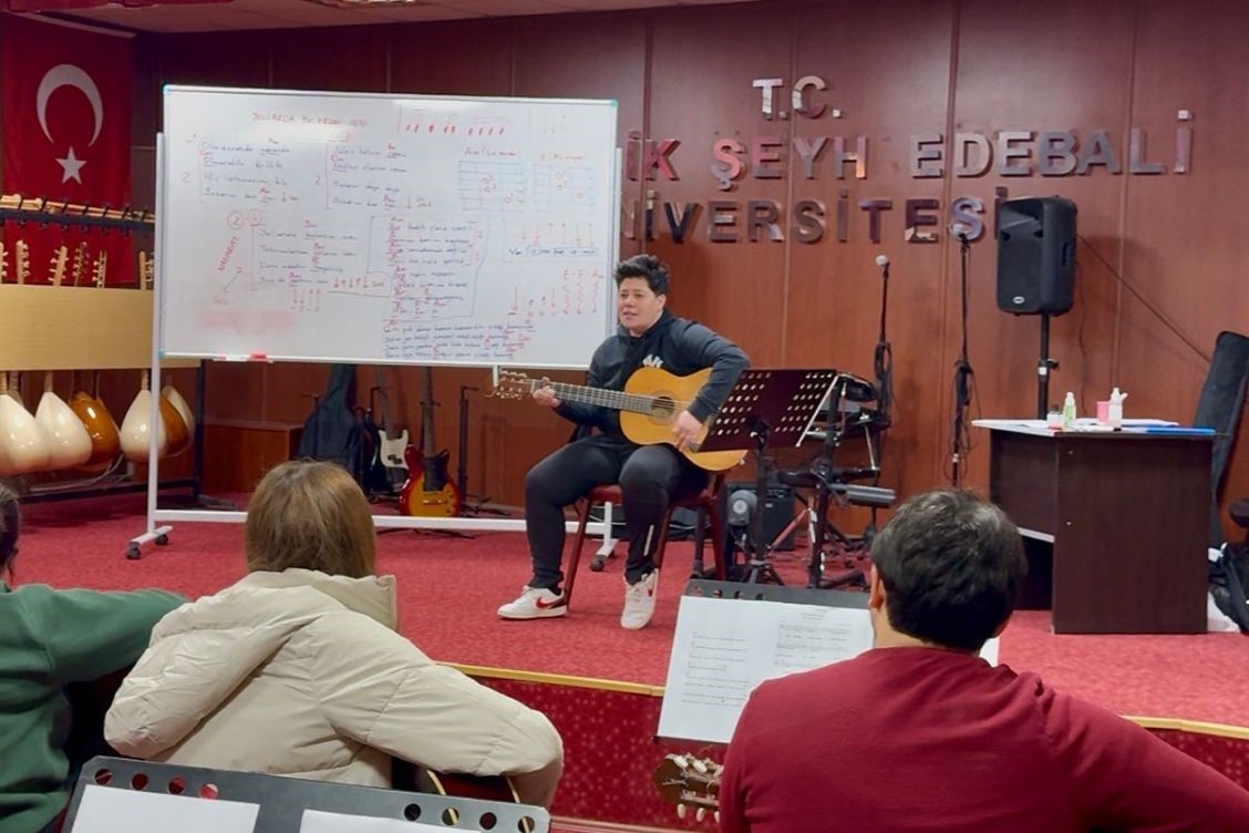BŞEÜ’de gitar ve bağlama kursları devam ediyor
