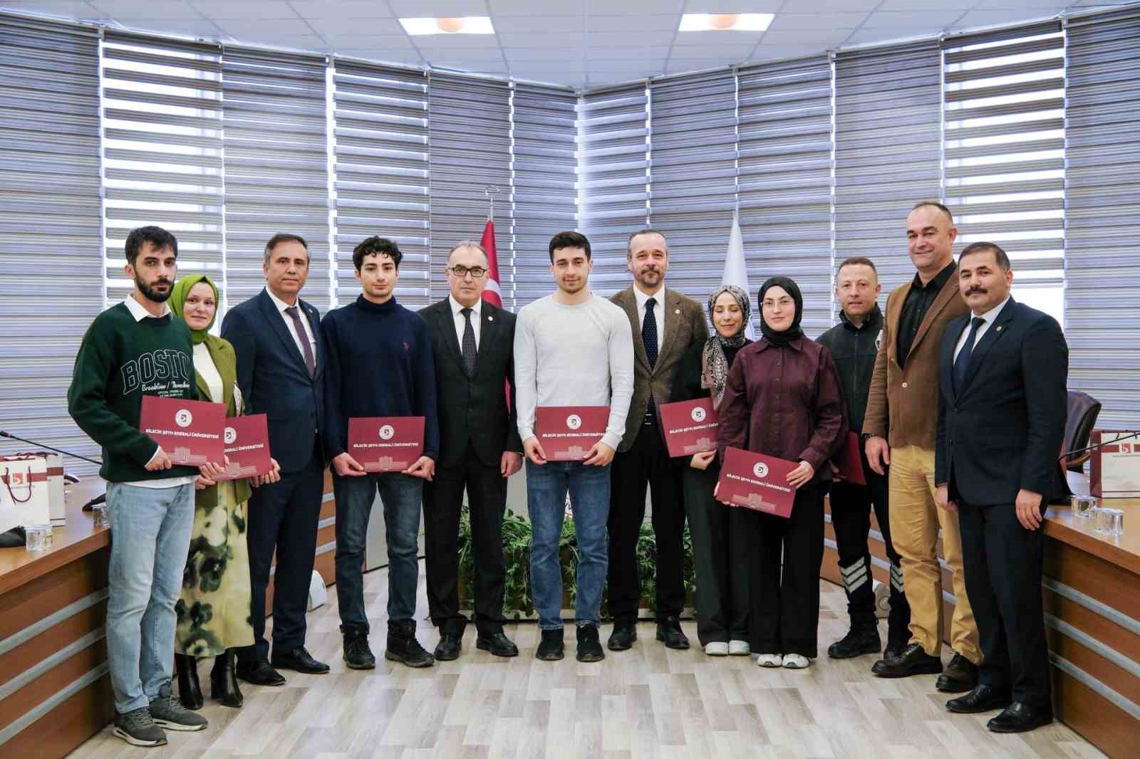 BŞEÜ’de satranç etkinliğinde başarı gösterenler ödüllendirildi
BŞEÜ’de satranç etkinliğinde başarı gösterenler ödüllendirildi