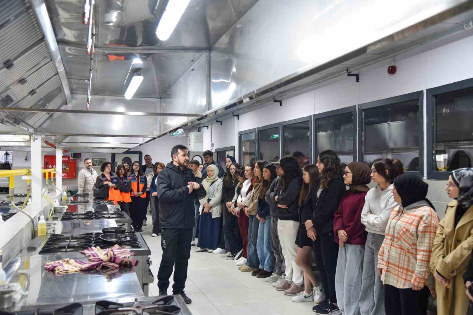 BŞEÜ’de yangına müdahale ve güvenli tahliye eğitimi
