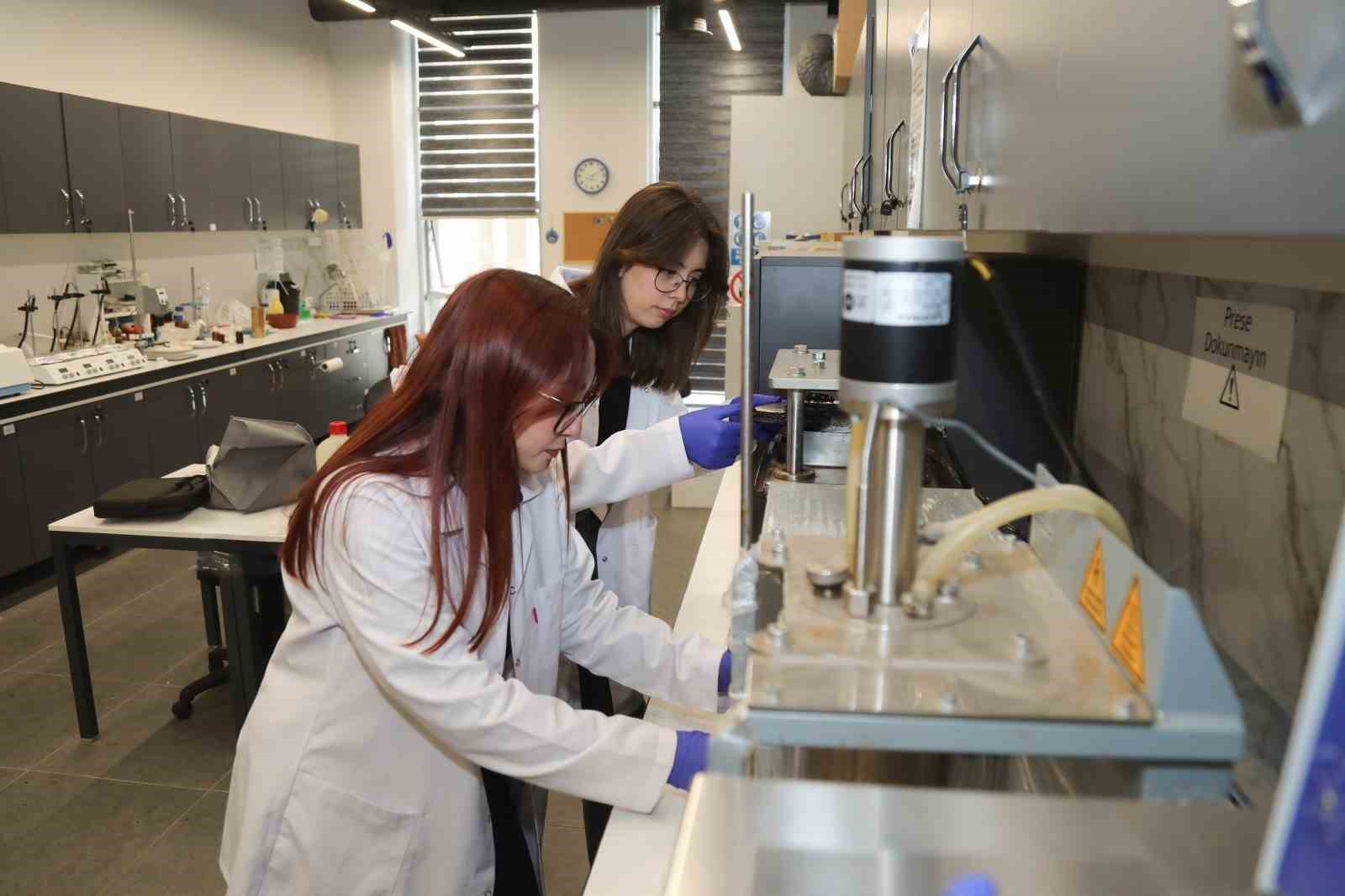 BTÜ öğrencileri TUSAŞ uçakları için üretiyor
