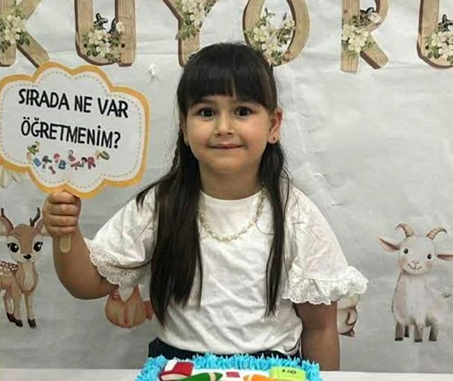 Bu acıya yürek dayanmaz, babası 7 yaşındaki kızının tabutunu taşıdı

