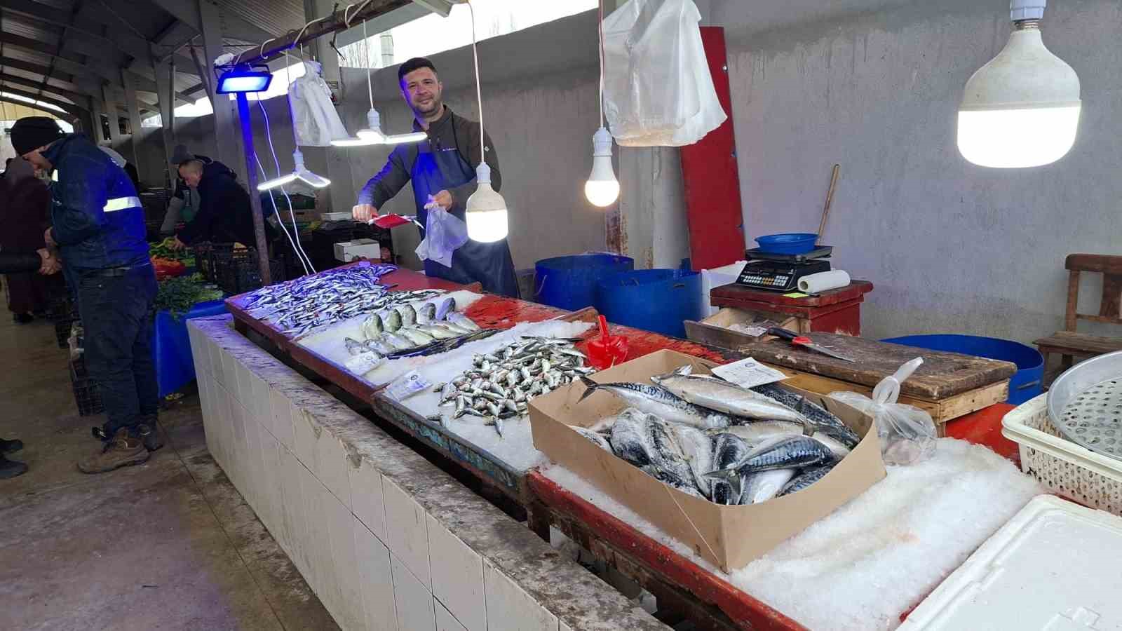 Bu aile üyeleri 60 yıldır ilçe pazarlarında balık satışı yapıyor
