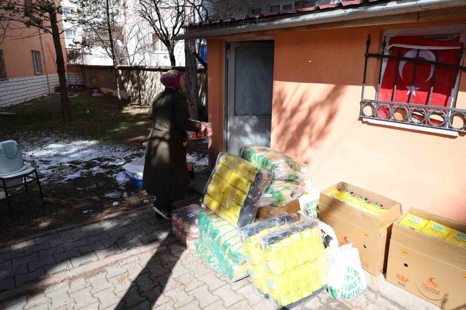 Bu bakkalda parayla değil dua ile alışveriş yapılıyor
