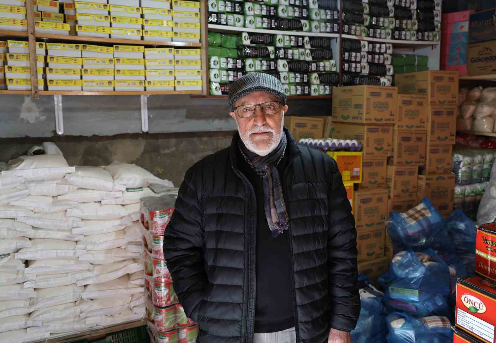 Bu bakkalda parayla değil dua ile alışveriş yapılıyor
