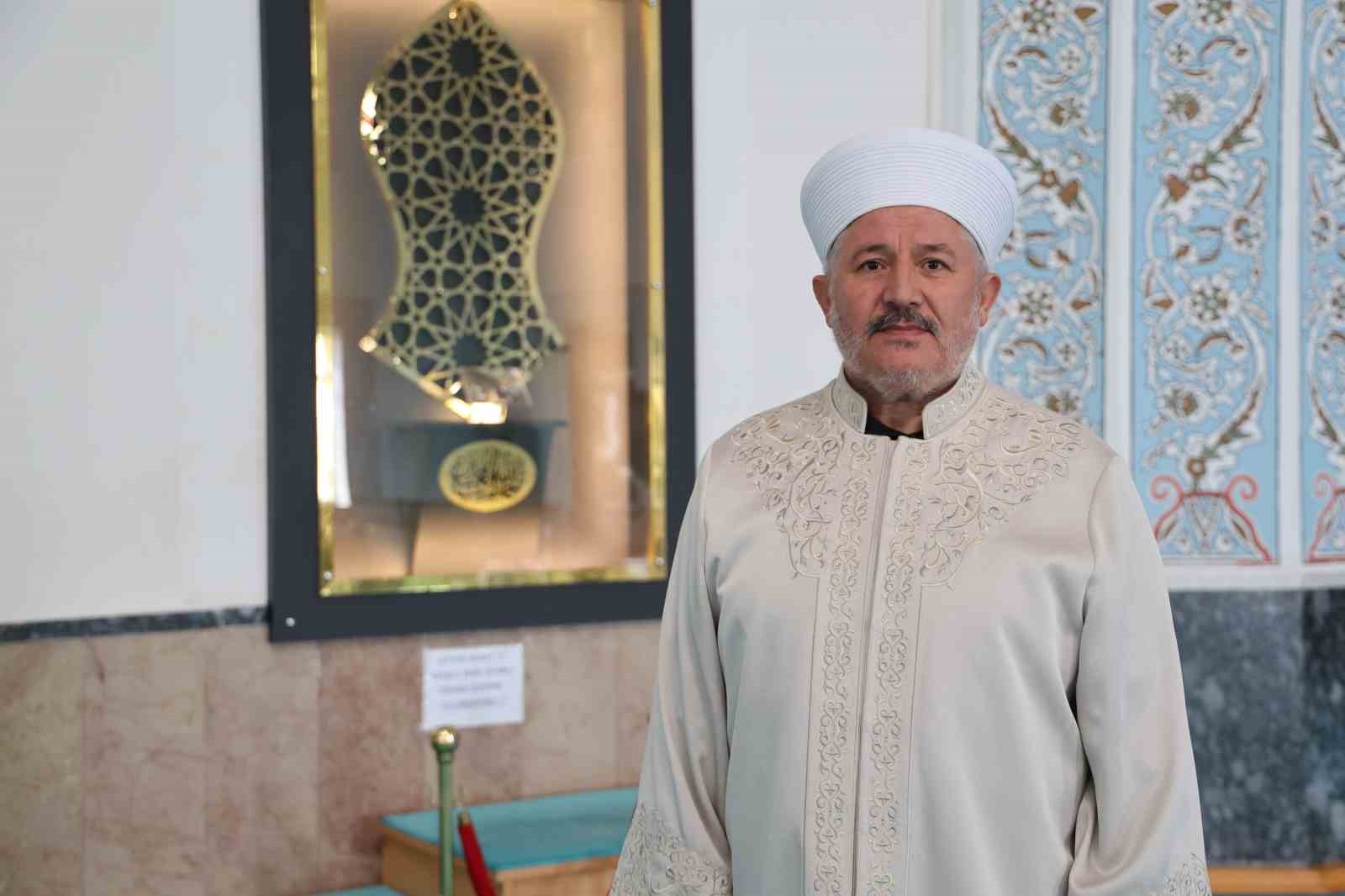 Bu camide Peygamber Efendimiz ’in Sakal-ı Şerifi her gün ziyarete açık
